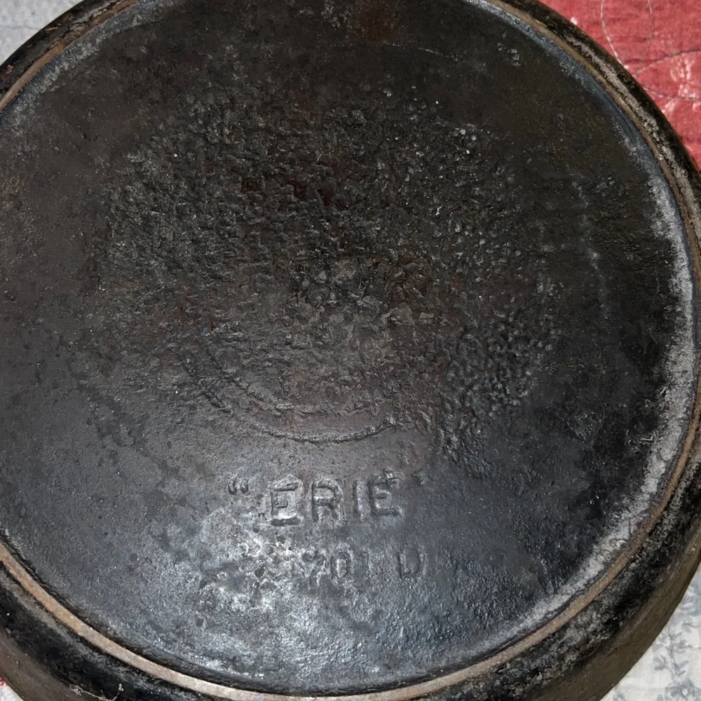 Vintage Griswold cast iron skillet Erie 70 D